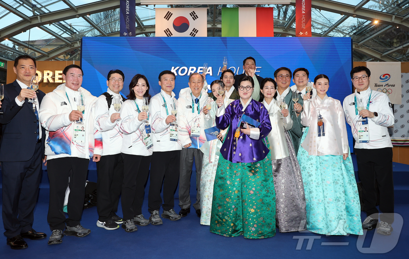 (밀라노=뉴스1) 김진환 기자 = 5일(현지시간) 이탈리아 밀라노 빌라 네키 캄필리오(Villa Necchi Campiglio)에서 열린 코리아하우스 개관식에서 최휘영 문화체육관광 …