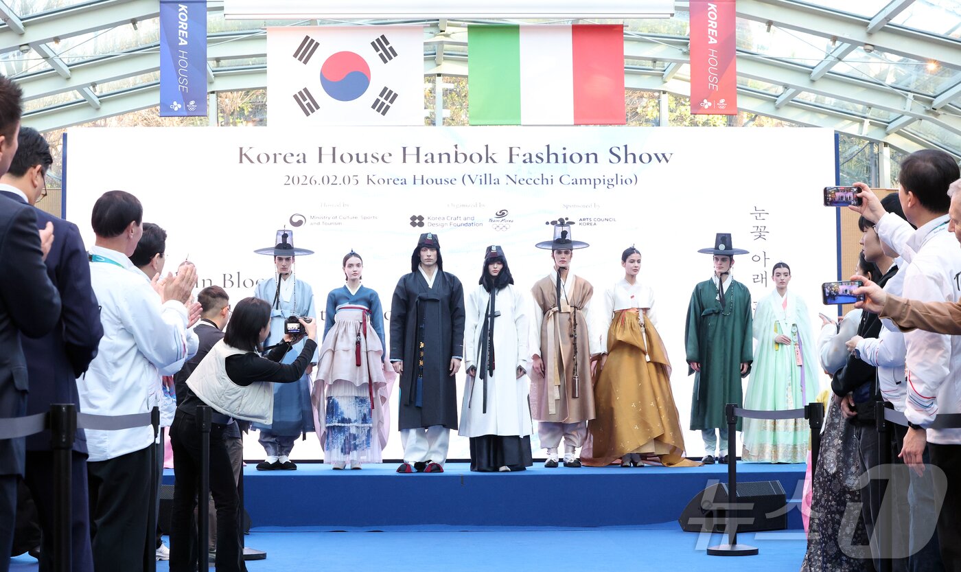 본문 이미지 - 5일(현지시간) 이탈리아 밀라노 빌라 네키 캄필리오(Villa Necchi Campiglio)에 마련된 코리아하우스에서 한복 패션쇼가 열리고 있다. 코리아하우스는 2026 밀라노·코르티나담페초 동계올림픽 기간 동안 스포츠 외교와 K-컬처 홍보의 장으로 활용된다. 2026.2.6/뉴스1 ⓒ News1 김진환 기자
