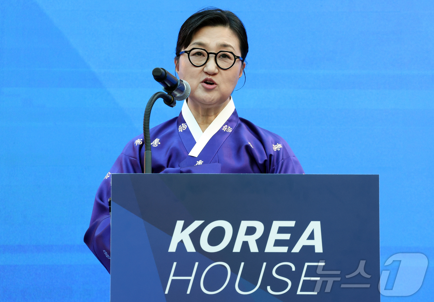 (밀라노=뉴스1) 김진환 기자 = 노희영 코리아하우스 단장이 5일(현지시간) 이탈리아 밀라노 빌라 네키 캄필리오(Villa Necchi Campiglio)에서 열린 코리아하우스 개 …