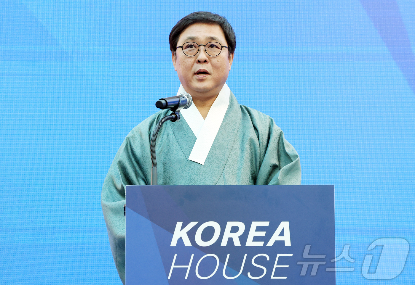 (밀라노=뉴스1) 김진환 기자 = 최휘영 문화체육관광부 장관이 5일(현지시간) 이탈리아 밀라노 빌라 네키 캄필리오(Villa Necchi Campiglio)에서 열린 코리아하우스 …