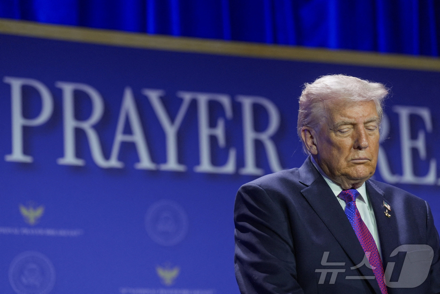 (워싱턴DC 로이터=뉴스1) 윤다정 기자 = 도널드 트럼프 미국 대통령이 5일(현지시간) 워싱턴DC에서 열린 국가조찬기도회에서 단체 기도를 하고 있다. 2026.02.05.ⓒ 로이 …