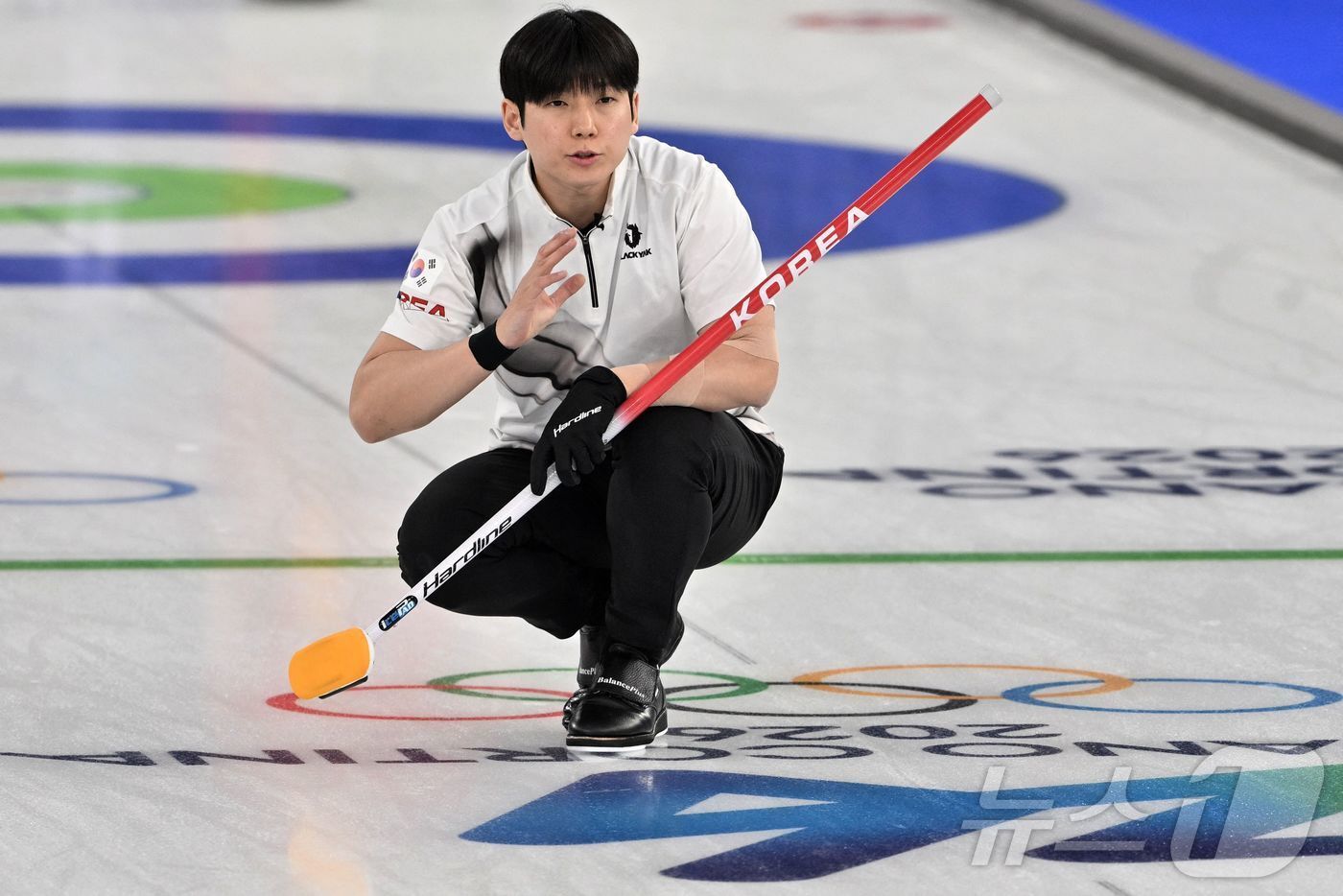 본문 이미지 - 컬링 믹스더블 정영석. ⓒ AFP=뉴스1
