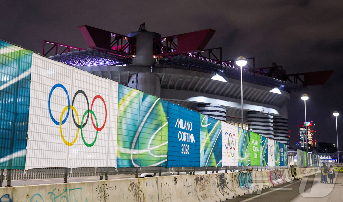 (밀라노=뉴스1) 김진환 기자 = 2026 밀라노·코르티나담페초 동계올림픽 개막을 하루 앞둔 5일(현지시간) 개막식이 열리는 이탈리아 밀라노 산시로 스타디움에 환한 조명이 켜져 있 …