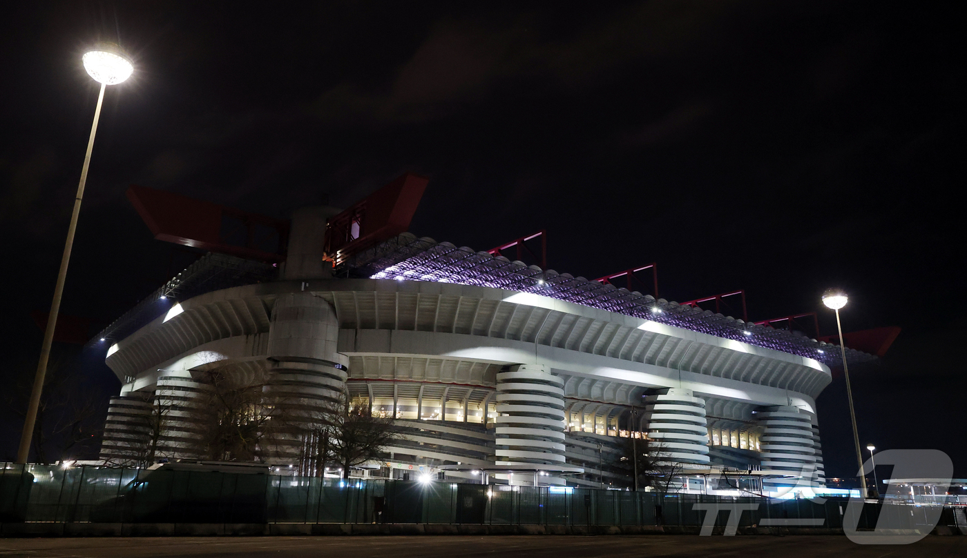 (밀라노=뉴스1) 김진환 기자 = 2026 밀라노·코르티나담페초 동계올림픽 개막을 하루 앞둔 5일(현지 시간) 이탈리아 밀라노의 '평화의 아치'(아르코 델라 파체)에 성화대가 설치 …