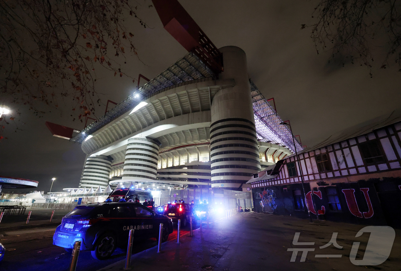 (밀라노=뉴스1) 김진환 기자 = 2026 밀라노·코르티나담페초 동계올림픽 개막을 하루 앞둔 5일(현지시간) 개막식이 열리는 이탈리아 밀라노 산시로 스타디움에 환한 조명이 켜져 있 …