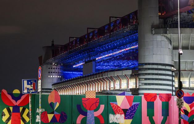 환하게 불 밝힌 산시로 스타디움