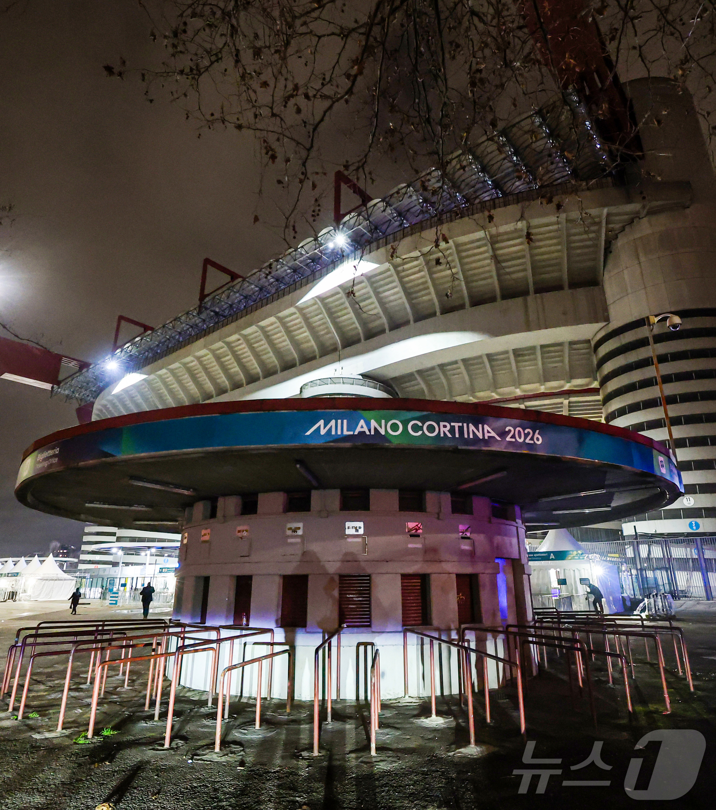 (밀라노=뉴스1) 김진환 기자 = 2026 밀라노·코르티나담페초 동계올림픽 개막을 하루 앞둔 5일(현지시간) 개막식이 열리는 이탈리아 밀라노 산시로 스타디움 앞 매표소에 적막이 감 …