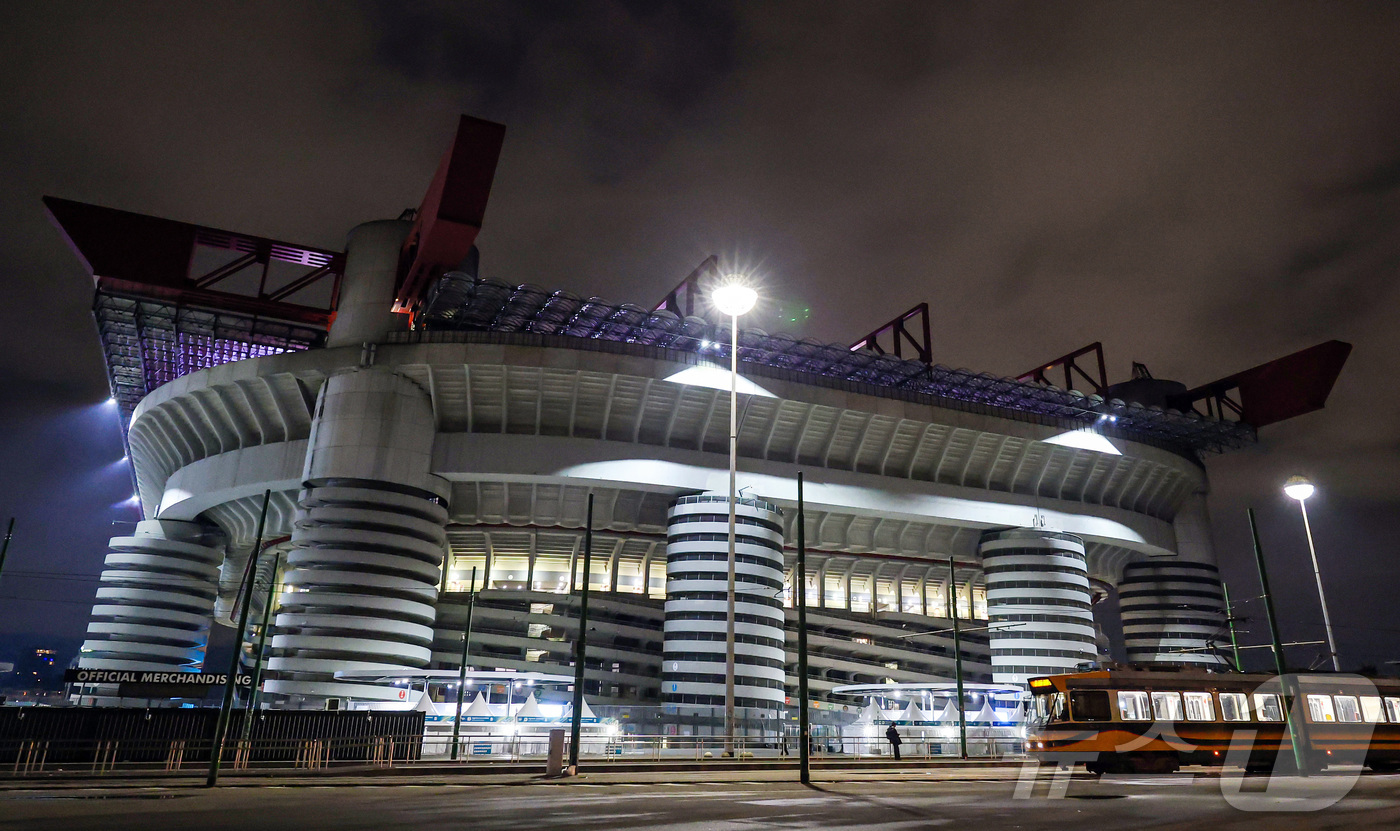 (밀라노=뉴스1) 김진환 기자 = 2026 밀라노·코르티나담페초 동계올림픽 개막을 하루 앞둔 5일(현지시간) 개막식이 열리는 이탈리아 밀라노 산시로 스타디움에 환한 조명이 켜져 있 …