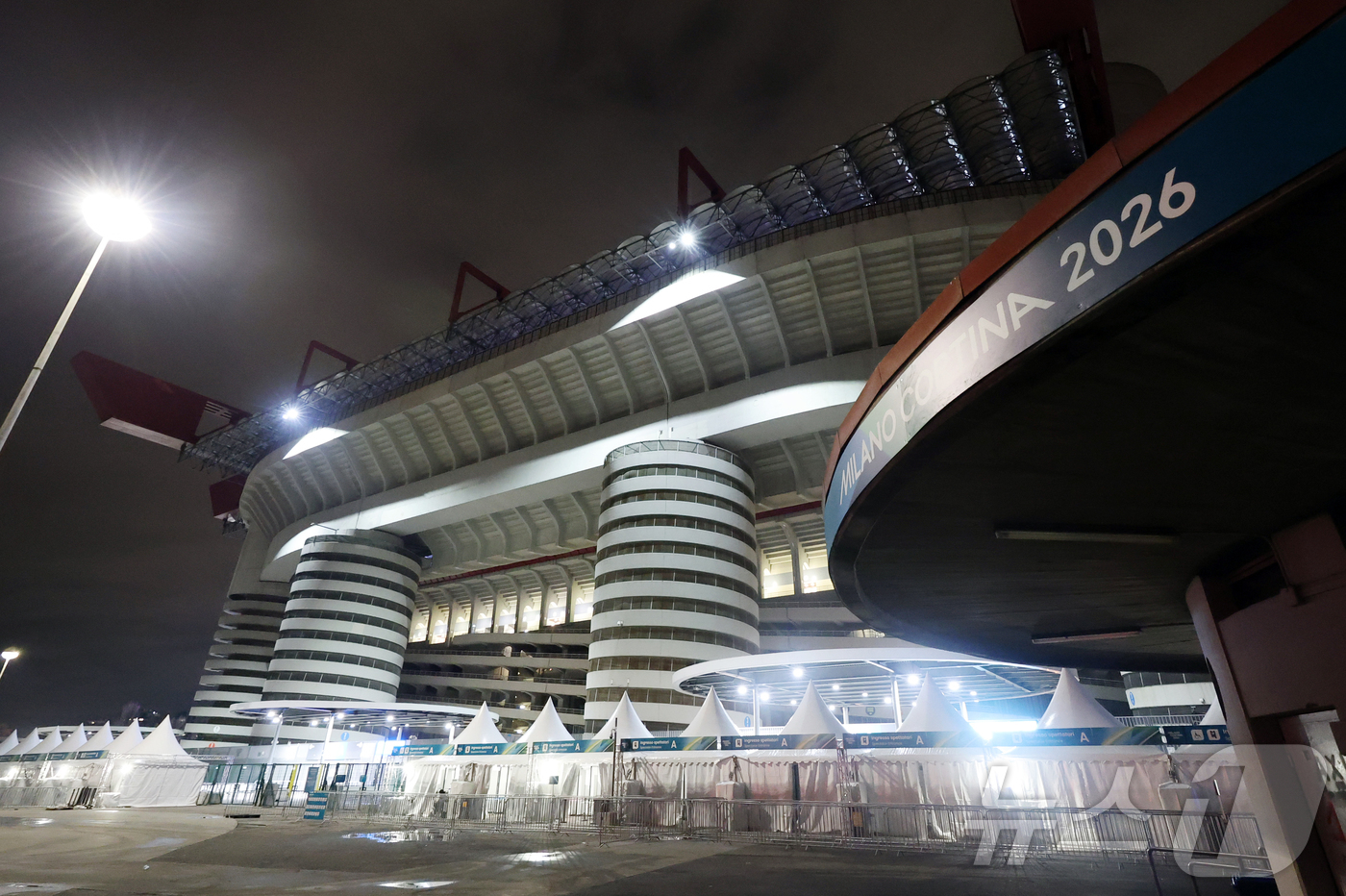 (밀라노=뉴스1) 김진환 기자 = 2026 밀라노·코르티나담페초 동계올림픽 개막을 하루 앞둔 5일(현지시간) 개막식이 열리는 이탈리아 밀라노 산시로 스타디움에 환한 조명이 켜져 있 …