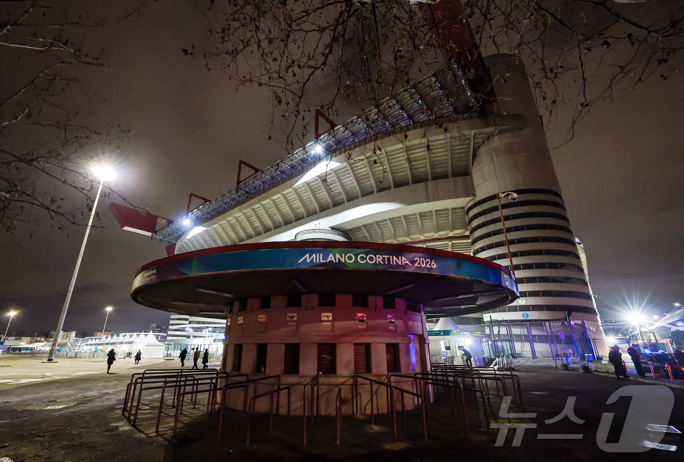 (밀라노=뉴스1) 김진환 기자 = 2026 밀라노·코르티나담페초 동계올림픽 개막을 하루 앞둔 5일(현지시간) 개막식이 열리는 이탈리아 밀라노 산시로 스타디움 앞 매표소에 적막이 감 …