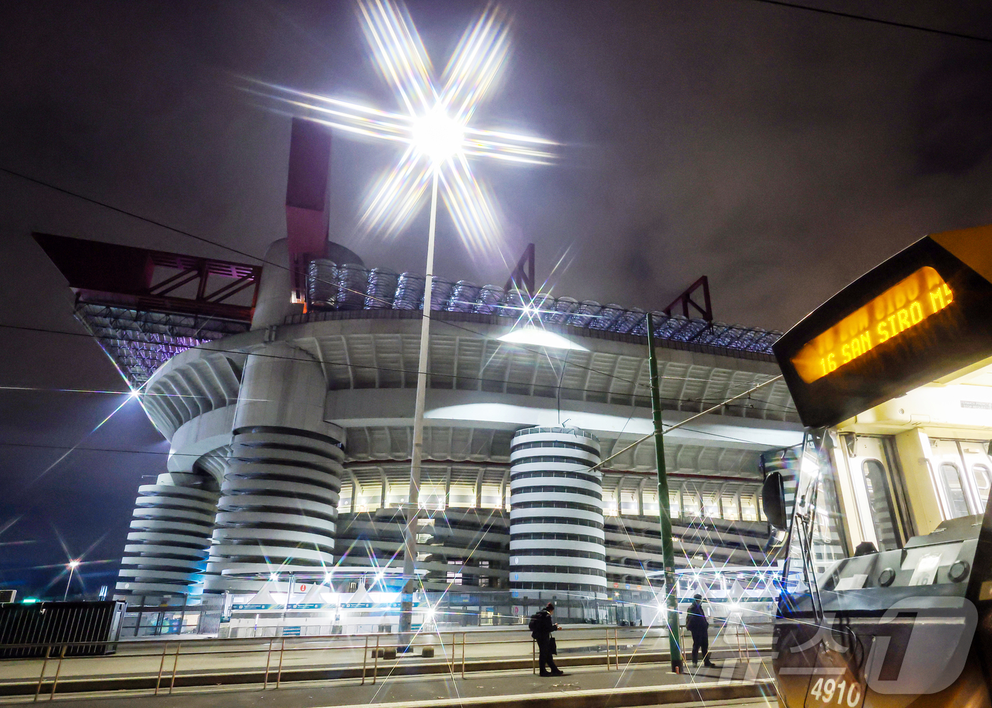 (밀라노=뉴스1) 김진환 기자 = 2026 밀라노·코르티나담페초 동계올림픽 개막을 하루 앞둔 5일(현지시간) 개막식이 열리는 이탈리아 밀라노 산시로 스타디움에 환한 조명이 켜져 있 …