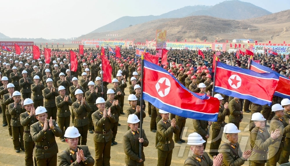 (평양 노동신문=뉴스1) = 북한 노동당 기관지 노동신문은 6일 "락원군 지방발전정책대상건설착공식이 5일에 진행되였다"고 보도했다. [국내에서만 사용가능. 재배포 금지. DB 금지 …