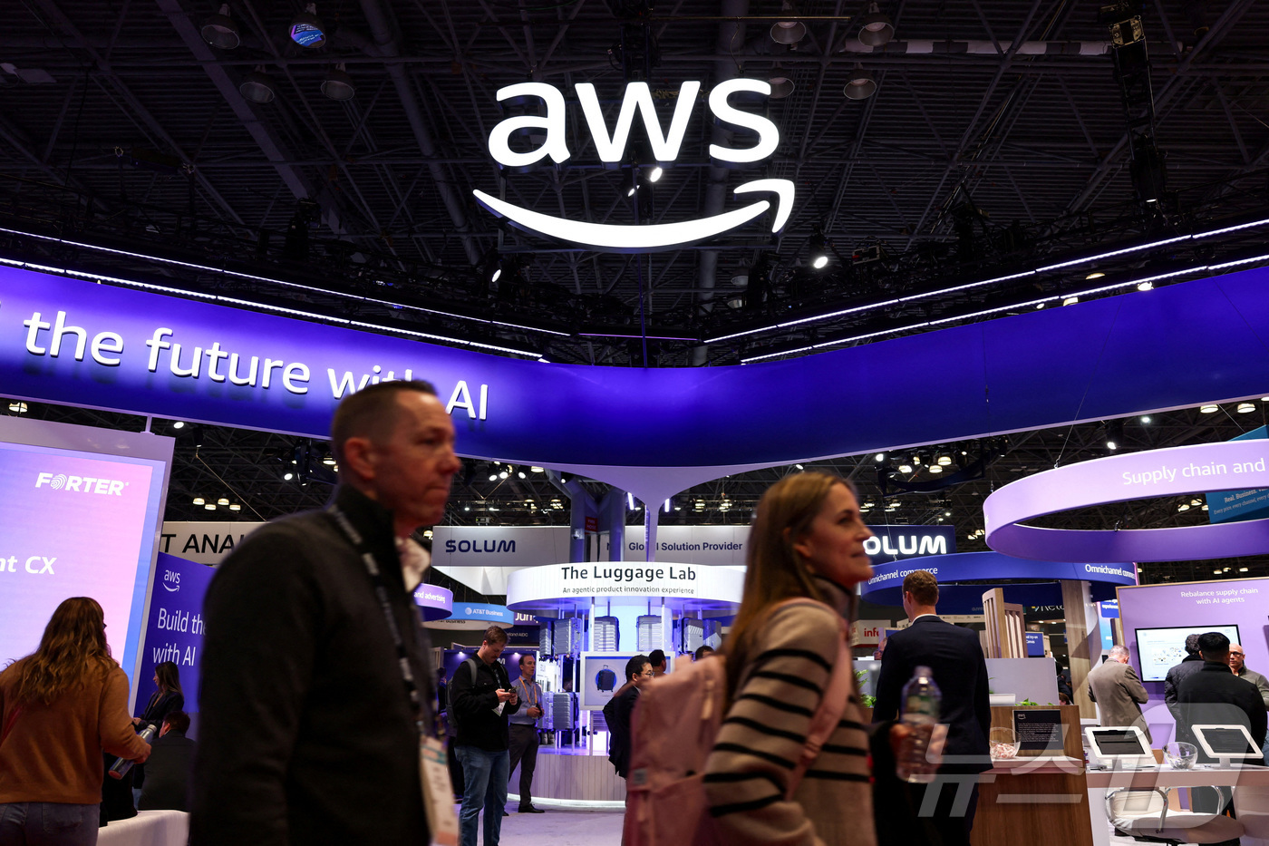 (뉴욕 로이터=뉴스1) 윤다정 기자 = 1월 12일(현지시간) 미국 뉴욕에서 열린 미국소매협회(NRF) 리테일 빅 쇼에서 사람들이 아마존웹서비스(AWS) 전시관 앞을 지나고 있다. …