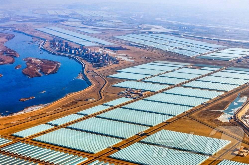 (평양 노동신문=뉴스1) = 북한 노동당 기관지 노동신문은 6일 "인민의 권익과 복리증진을 위함에 모든 것을 지향복종시키며 역사에 유례없는 건설의 대번영기, 자립, 자존의 최전성기 …