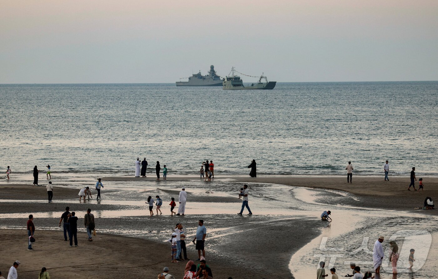 본문 이미지 - 오만 수도 무스카트의 알쿠룸 해변에서 오만 해군이 국경일을 맞아 군사 퍼레이드를 준비하고 있다. (자료사진) 2025.11.22 ⓒ 로이터=뉴스1 ⓒ News1 강민경 기자