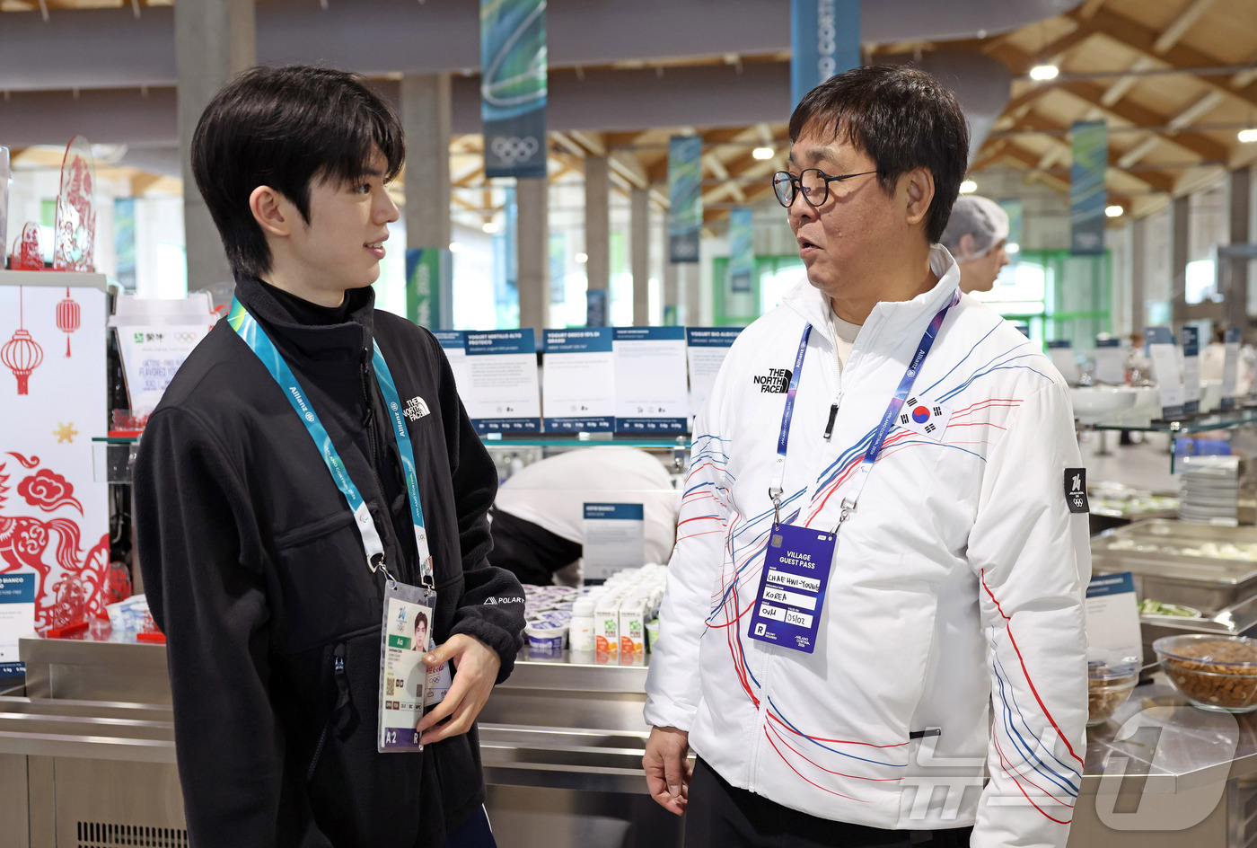 (서울=뉴스1) = 최휘영 문화체육관광부 장관이 2026 밀라노-코르티나담페초 동계올림픽 개막을 하루 앞둔 5일(현지시간) 이탈리아 밀라노 올림픽빌리지 선수촌을 방문해 피겨 차준환 …