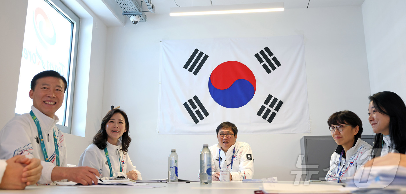 (서울=뉴스1) = 최휘영 문화체육관광부 장관이 2026 밀라노-코르티나담페초 동계올림픽 개막을 하루 앞둔 5일(현지시간) 이탈리아 밀라노 올림픽빌리지 선수촌을 방문해 상황을 보고 …