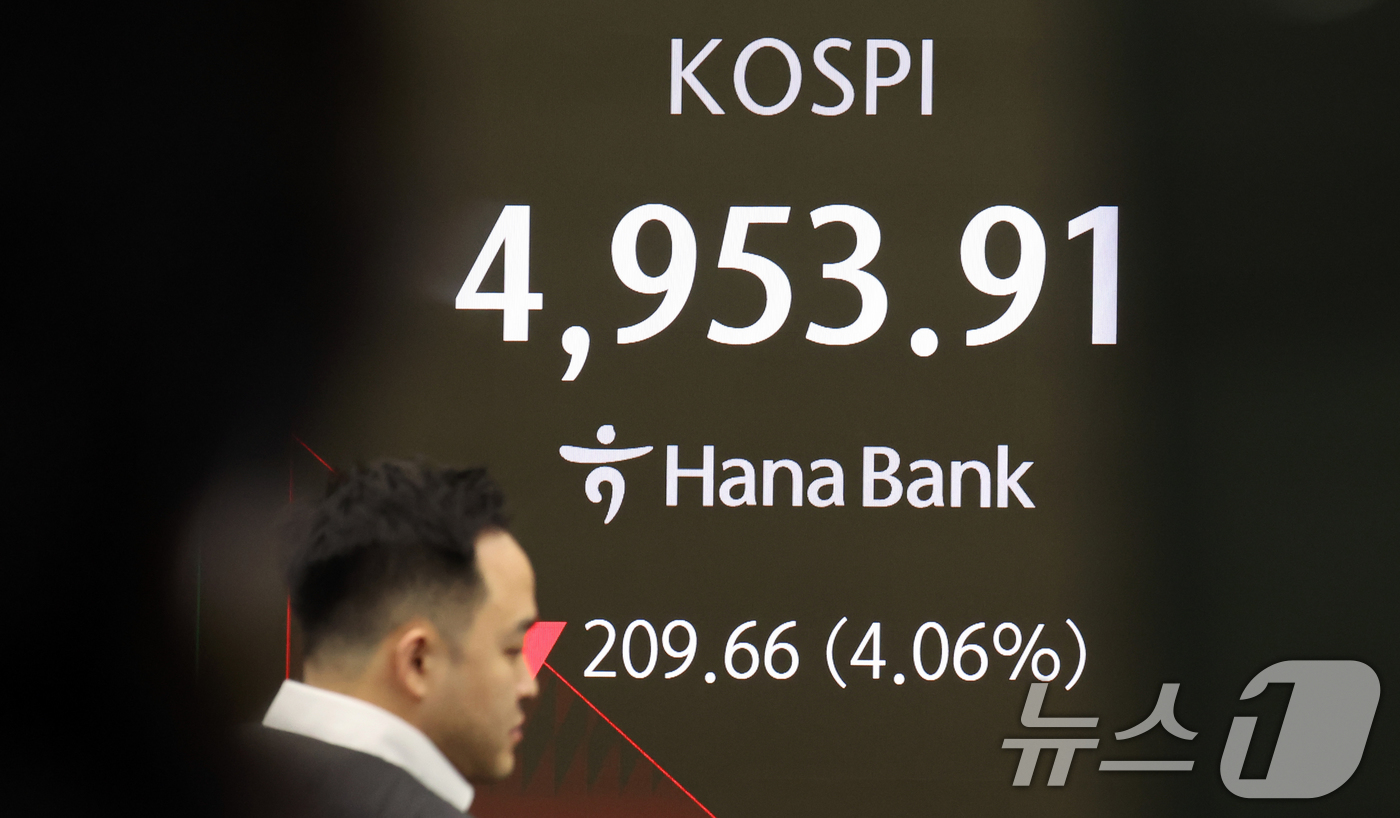 (서울=뉴스1) 김명섭 기자 = 6일 오전 서울 중구 하나은행 딜링룸 전광판에 코스피 지수가 장중 5000선 하회를 보이고 있다.  이날 코스피는 장초반 매도 사이드카가 발동됐다. …