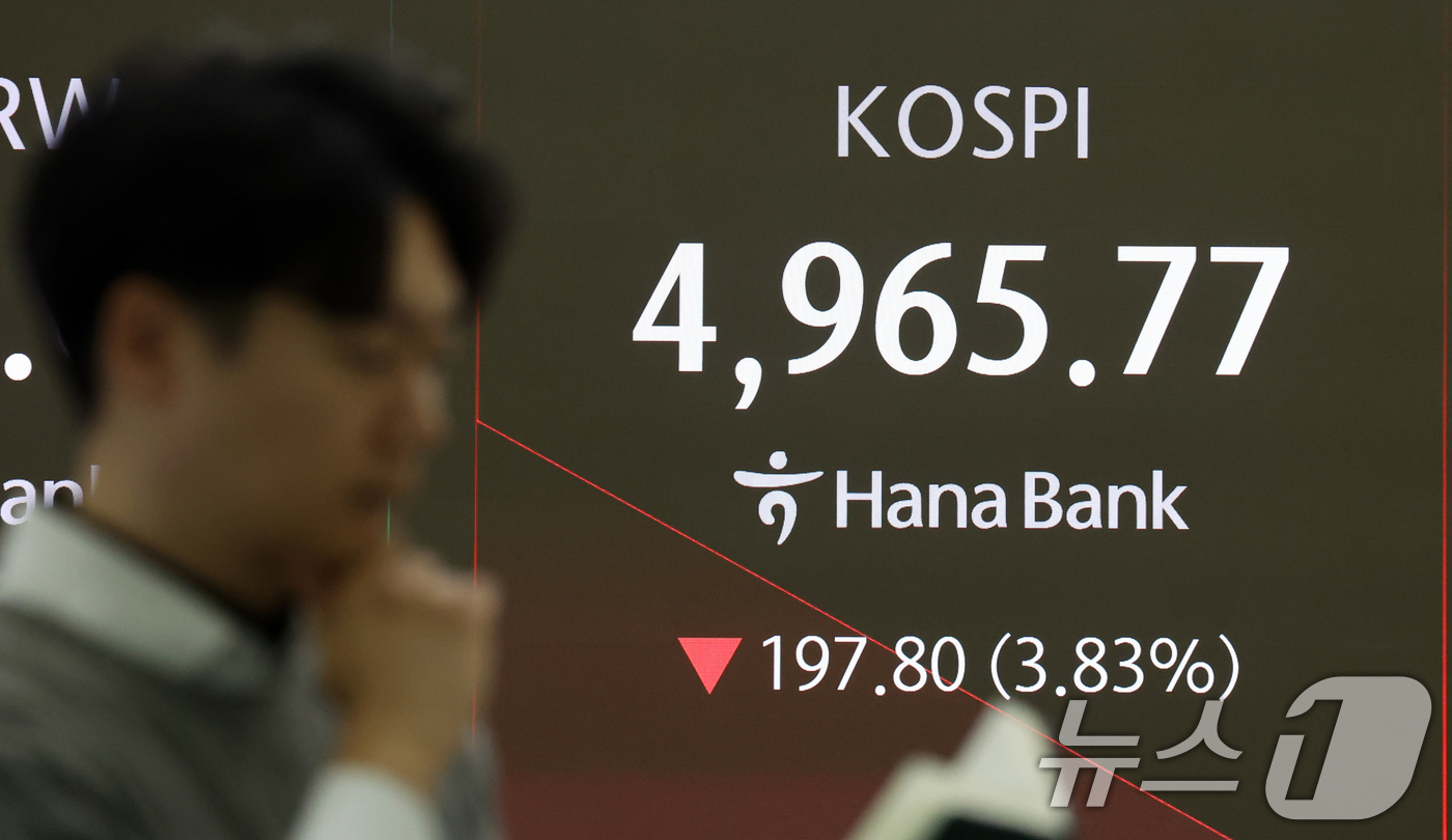 (서울=뉴스1) 김명섭 기자 = 6일 오전 서울 중구 하나은행 딜링룸 전광판에 코스피 지수가 장중 5000선 하회를 보이고 있다. 이날 코스피는 장초반 매도 사이드카가 발동됐다 2 …