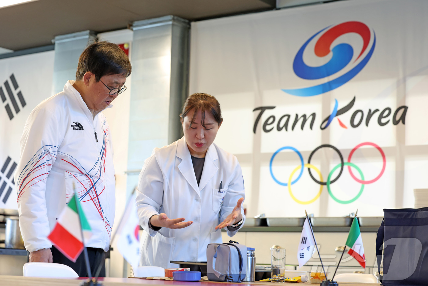 (서울=뉴스1) = 최휘영 문화체육관광부 장관이 2026 밀라노-코르티나담페초 동계올림픽 개막을 하루 앞둔 5일(현지시간) 이탈리아 밀라노 급식지원센터를 방문해 선수단에 전달될 도 …