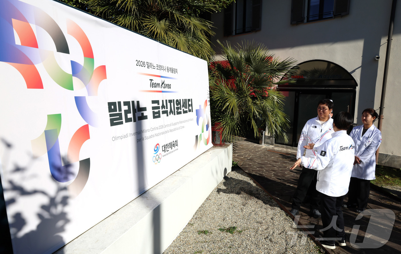 (서울=뉴스1) = 최휘영 문화체육관광부 장관이 2026 밀라노-코르티나담페초 동계올림픽 개막을 하루 앞둔 5일(현지시간) 이탈리아 밀라노 급식지원센터를 방문해 시설에 대한 설명을 …