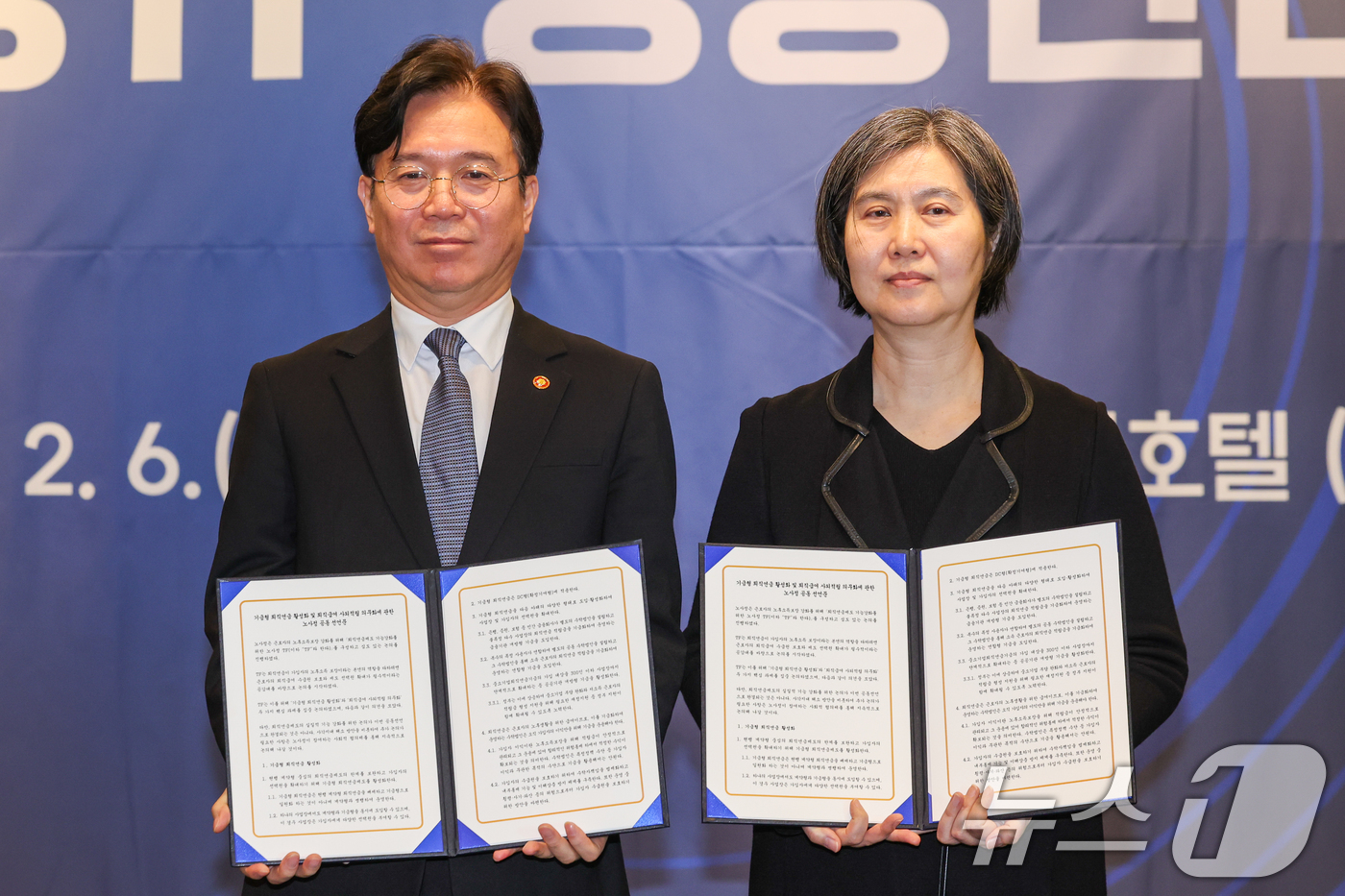 (서울=뉴스1) 안은나 기자 = 김영훈 고용노동부 장관과 퇴직연금 기능 강화를 위한 노사정 태스크포스(TF) 장지연 위원장이 6일 서울 여의도 켄싱턴호텔에서 노사정TF 공동선언문을 …