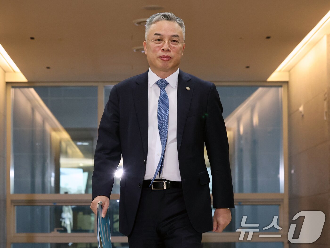 본문 이미지 - 2차 종합특검(윤석열·김건희에 의한 내란·외환 및 국정농단 행위의 진상규명을 위한 특별검사 임명 등에 관한 법률안)의 권창영 특별검사가 6일 오전 서울 중구 사무실로 출근하고 있다. 2026.2.6/뉴스1 ⓒ News1 황기선 기자