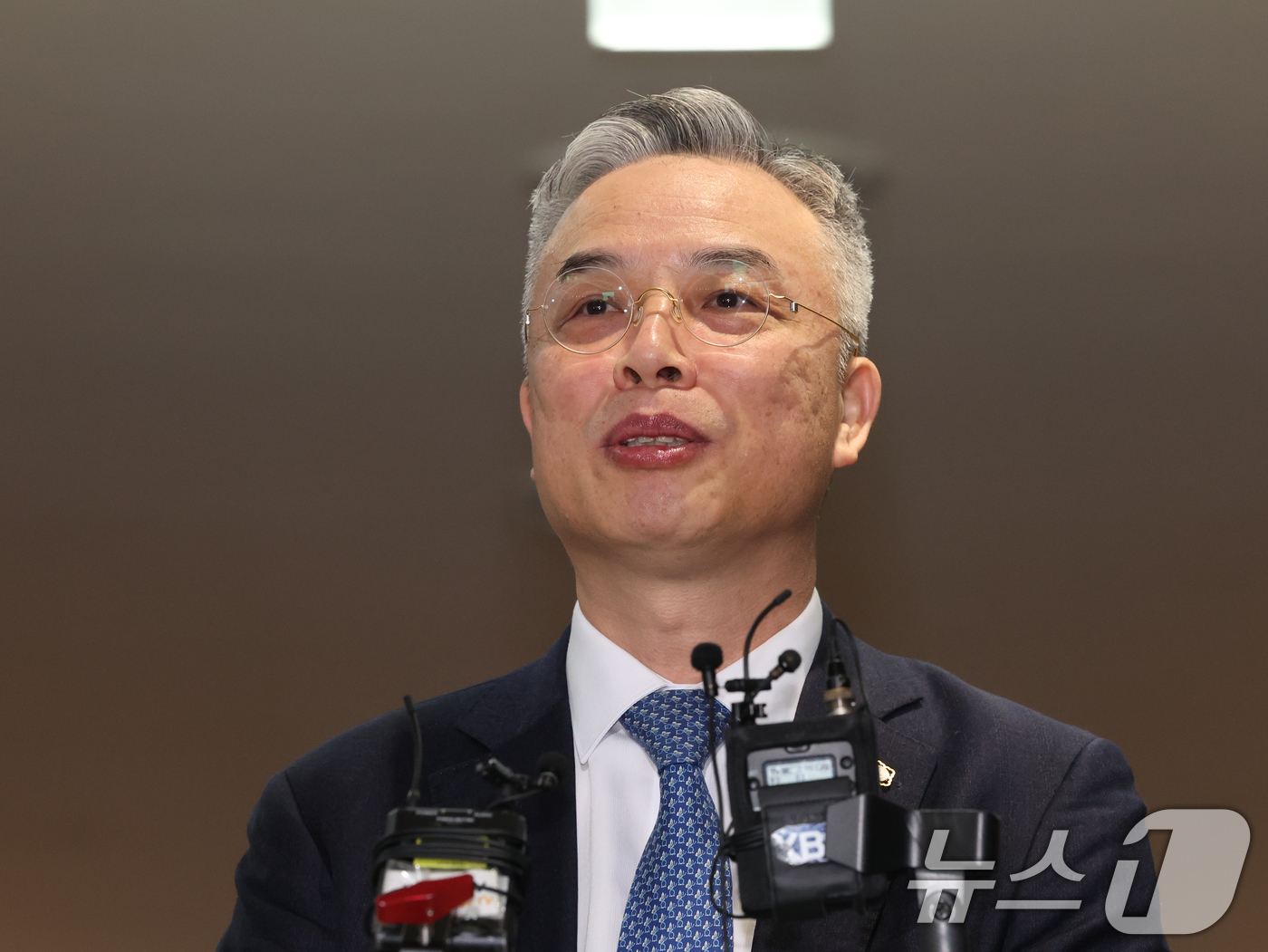 (서울=뉴스1) 황기선 기자 = 2차 종합특검(윤석열·김건희에 의한 내란·외환 및 국정농단 행위의 진상규명을 위한 특별검사 임명 등에 관한 법률안)의 권창영 특별검사가 6일 오전 …