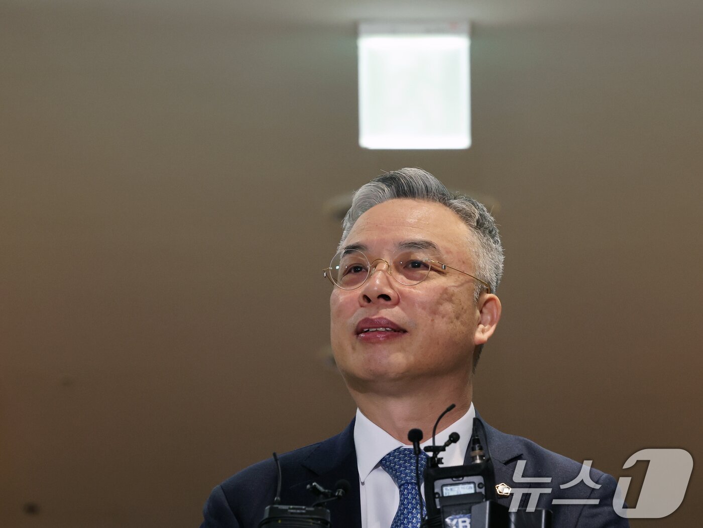 본문 이미지 - 2차 종합특검(윤석열·김건희에 의한 내란·외환 및 국정농단 행위의 진상규명을 위한 특별검사 임명 등에 관한 법률안)의 권창영 특별검사가 6일 오전 서울 중구 사무실로 출근하며 소감을 밝히고 있다. 2026.2.6/뉴스1 ⓒ News1 황기선 기자