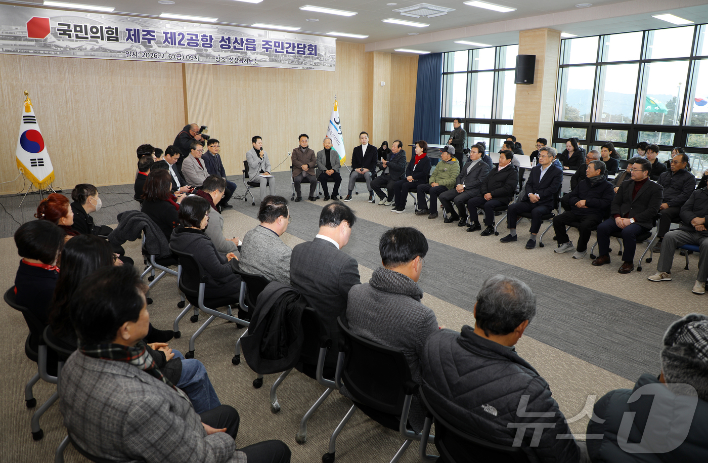 (서귀포=뉴스1) 오미란 기자 = 장동혁 국민의힘 대표가 6일 오전 제주 서귀포시 성산읍사무소에서 열린 제주 제2공항 건설사업 성산읍 주민 간담회에서 인사말을 하고 있다. 2026 …