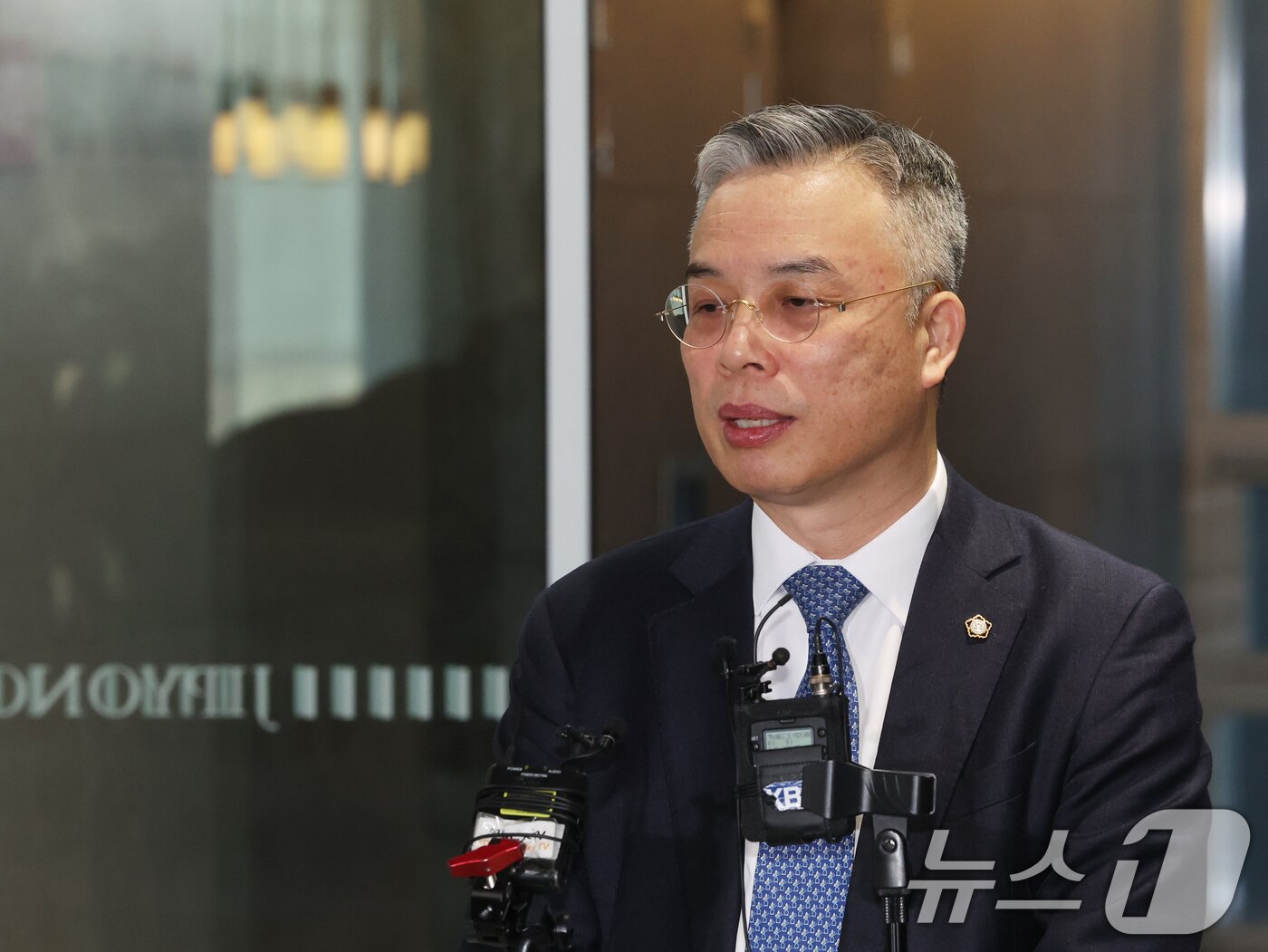 본문 이미지 - 2차 종합특검(윤석열·김건희에 의한 내란·외환 및 국정농단 행위의 진상규명을 위한 특별검사 임명 등에 관한 법률안)의 권창영 특별검사가 6일 오전 서울 중구 사무실로 출근하며 소감을 밝히고 있다. 2026.2.6/뉴스1 ⓒ News1 황기선 기자