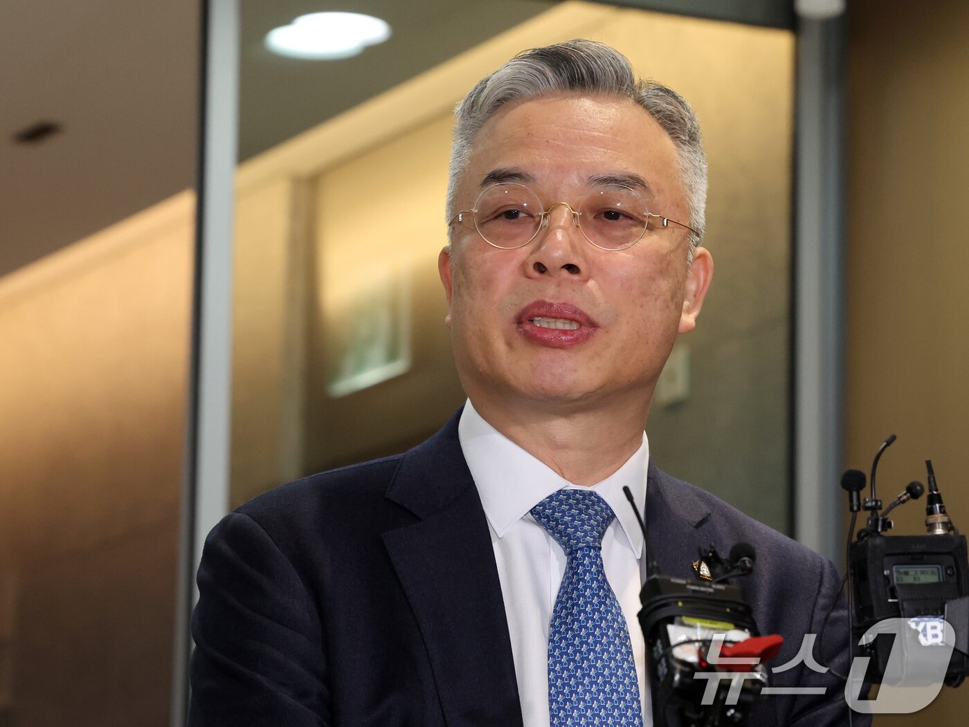 본문 이미지 - 2차 종합특검(윤석열·김건희에 의한 내란·외환 및 국정농단 행위의 진상규명을 위한 특별검사 임명 등에 관한 법률안)의 권창영 특별검사가 6일 오전 서울 중구 사무실로 출근하며 소감을 밝히고 있다. 2026.2.6/뉴스1 ⓒ News1 황기선 기자