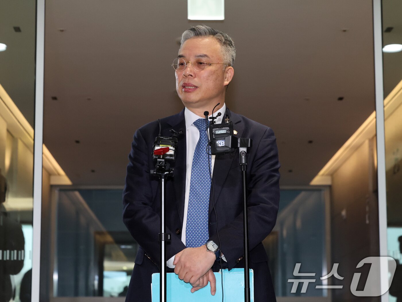 본문 이미지 - 2차 종합특검(윤석열·김건희에 의한 내란·외환 및 국정농단 행위의 진상규명을 위한 특별검사 임명 등에 관한 법률안)의 권창영 특별검사가 6일 오전 서울 중구 사무실로 출근하며 소감을 밝히고 있다. 2026.2.6/뉴스1 ⓒ News1 황기선 기자