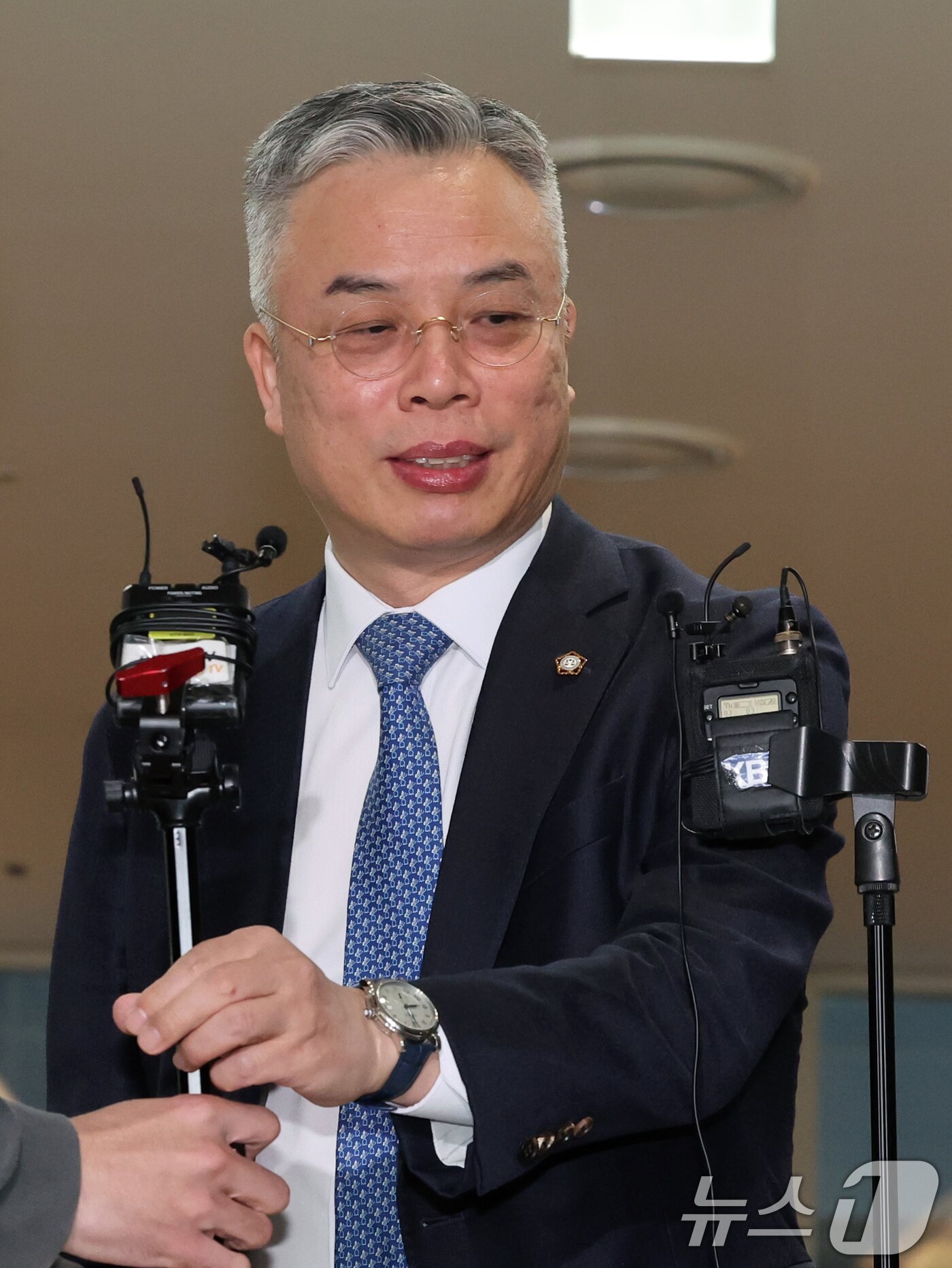 본문 이미지 - 2차 종합특검(윤석열·김건희에 의한 내란·외환 및 국정농단 행위의 진상규명을 위한 특별검사 임명 등에 관한 법률안)의 권창영 특별검사가 6일 오전 서울 중구 사무실로 출근하며 소감을 밝히고 있다. 2026.2.6/뉴스1 ⓒ News1 황기선 기자