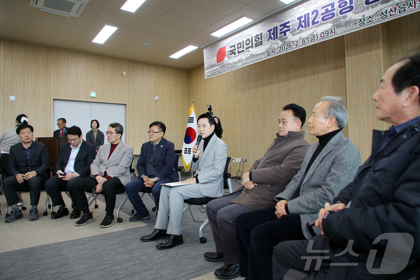 (서귀포=뉴스1) 오미란 기자 = 장동혁 국민의힘 대표가 6일 오전 제주 서귀포시 성산읍사무소에서 열린 제주 제2공항 건설사업 성산읍 주민 간담회에서 인사말을 하고 있다. 2026 …