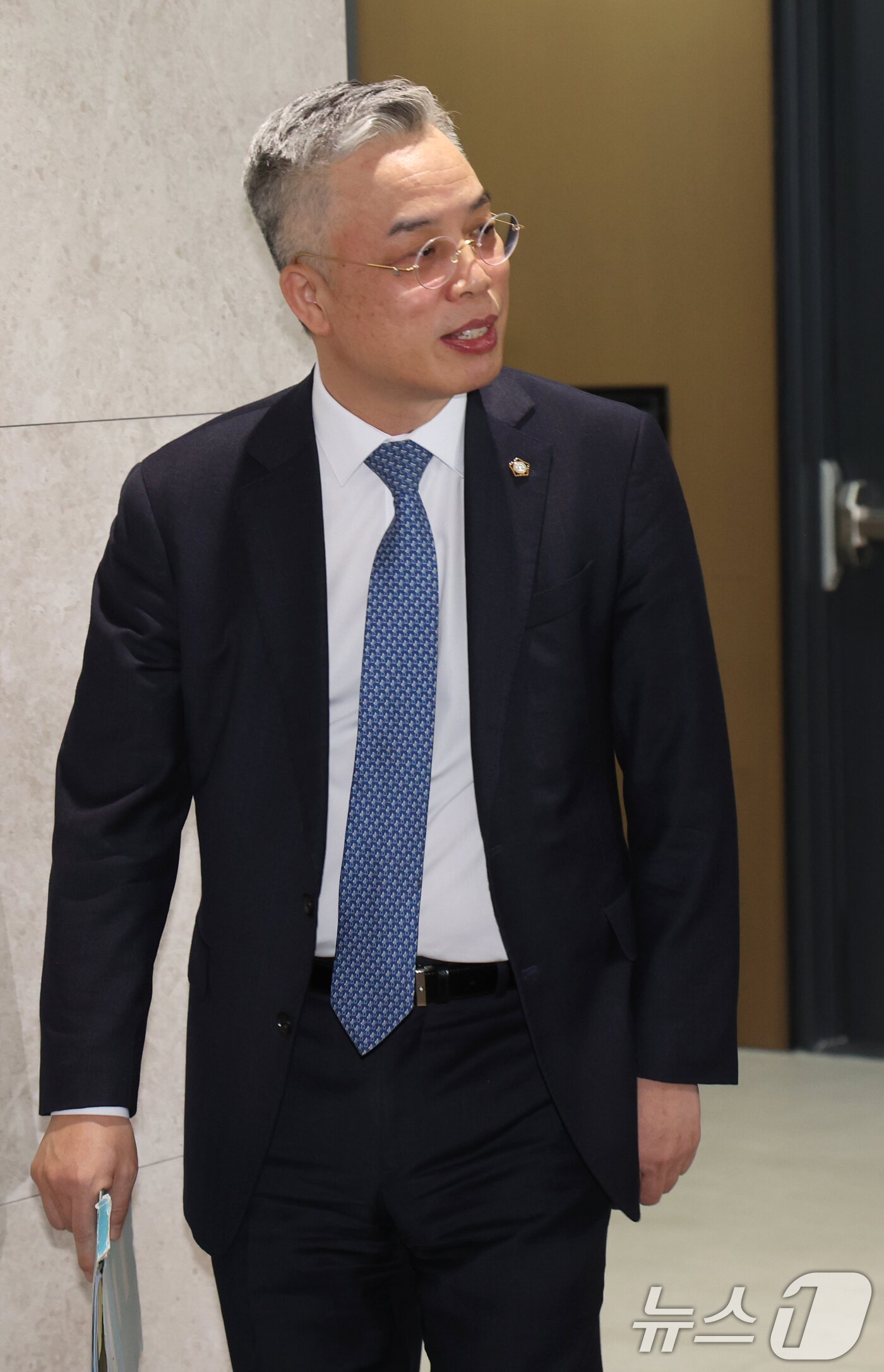 본문 이미지 - 2차 종합특검(윤석열·김건희에 의한 내란·외환 및 국정농단 행위의 진상규명을 위한 특별검사 임명 등에 관한 법률안)의 권창영 특별검사가 6일 오전 서울 중구 사무실로 출근하고 있다. 2026.2.6/뉴스1 ⓒ News1 황기선 기자