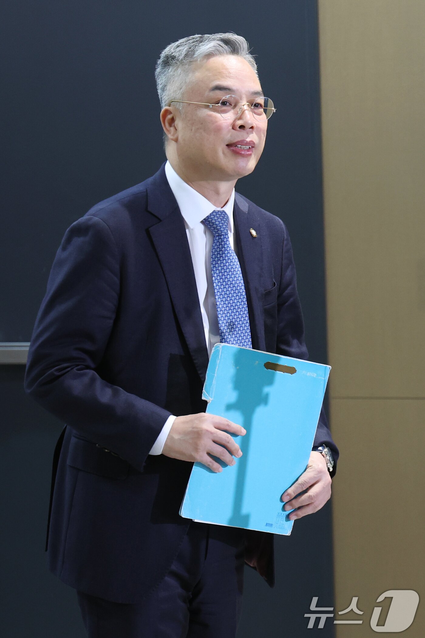 본문 이미지 - 2차 종합특검(윤석열·김건희에 의한 내란·외환 및 국정농단 행위의 진상규명을 위한 특별검사 임명 등에 관한 법률안)의 권창영 특별검사가 6일 오전 서울 중구 사무실로 출근하고 있다. 2026.2.6/뉴스1 ⓒ News1 황기선 기자