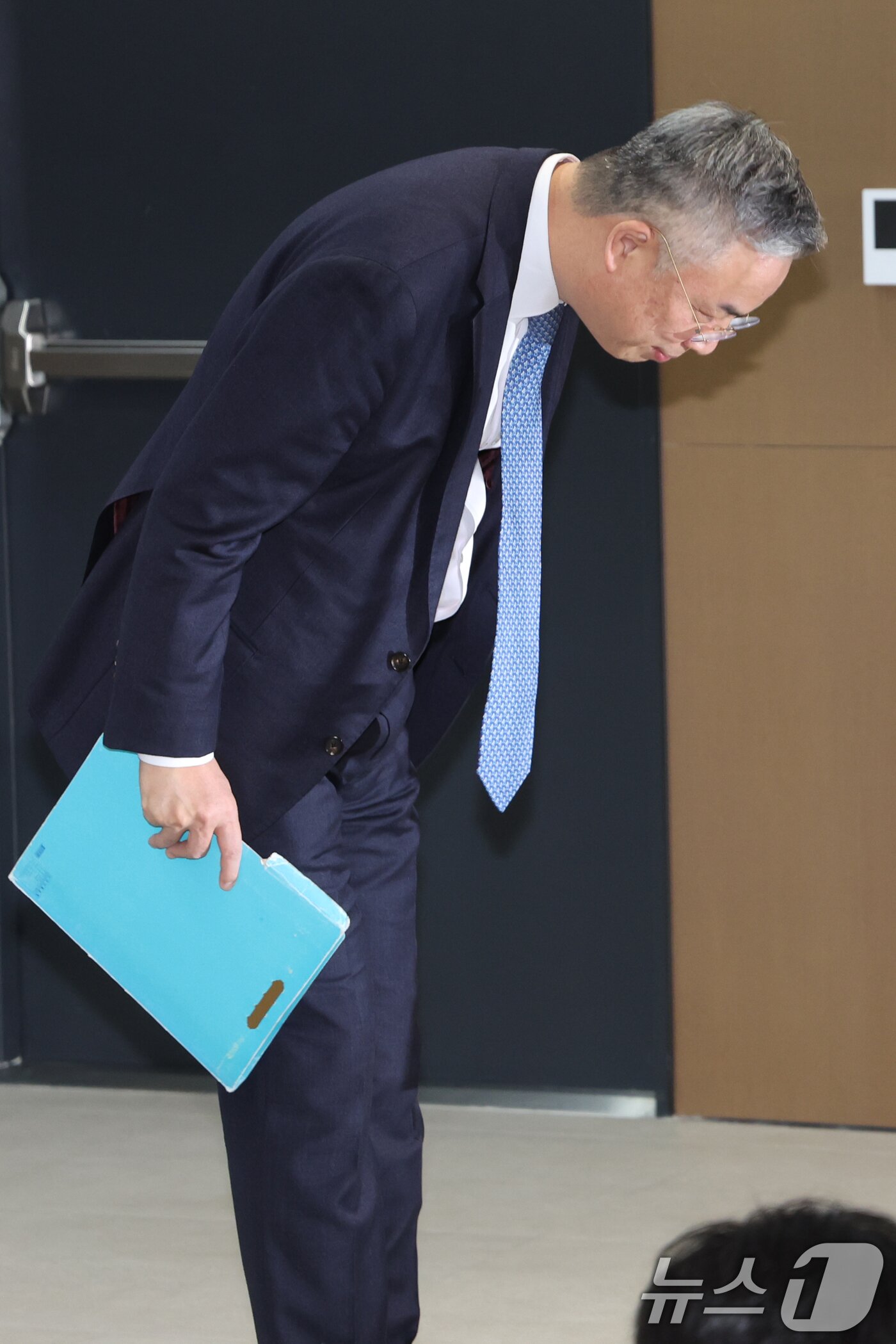 본문 이미지 - 2차 종합특검(윤석열·김건희에 의한 내란·외환 및 국정농단 행위의 진상규명을 위한 특별검사 임명 등에 관한 법률안)의 권창영 특별검사가 6일 오전 서울 중구 사무실로 출근하며 취재진에게 인사하고 있다. 2026.2.6/뉴스1 ⓒ News1 황기선 기자