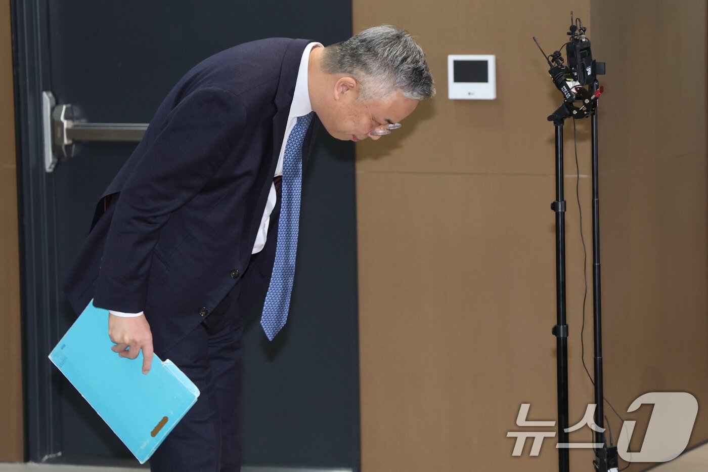 본문 이미지 - 2차 종합특검(윤석열·김건희에 의한 내란·외환 및 국정농단 행위의 진상규명을 위한 특별검사 임명 등에 관한 법률안)의 권창영 특별검사가 6일 오전 서울 중구 사무실로 출근하며 취재진에게 인사하고 있다. 2026.2.6/뉴스1 ⓒ News1 황기선 기자