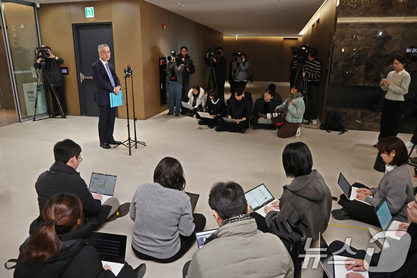 본문 이미지 - 2차 종합특검(윤석열·김건희에 의한 내란·외환 및 국정농단 행위의 진상규명을 위한 특별검사 임명 등에 관한 법률안)의 권창영 특별검사가 6일 오전 서울 중구 사무실로 출근하며 소감을 밝히고 있다. 2026.2.6/뉴스1 ⓒ News1 황기선 기자