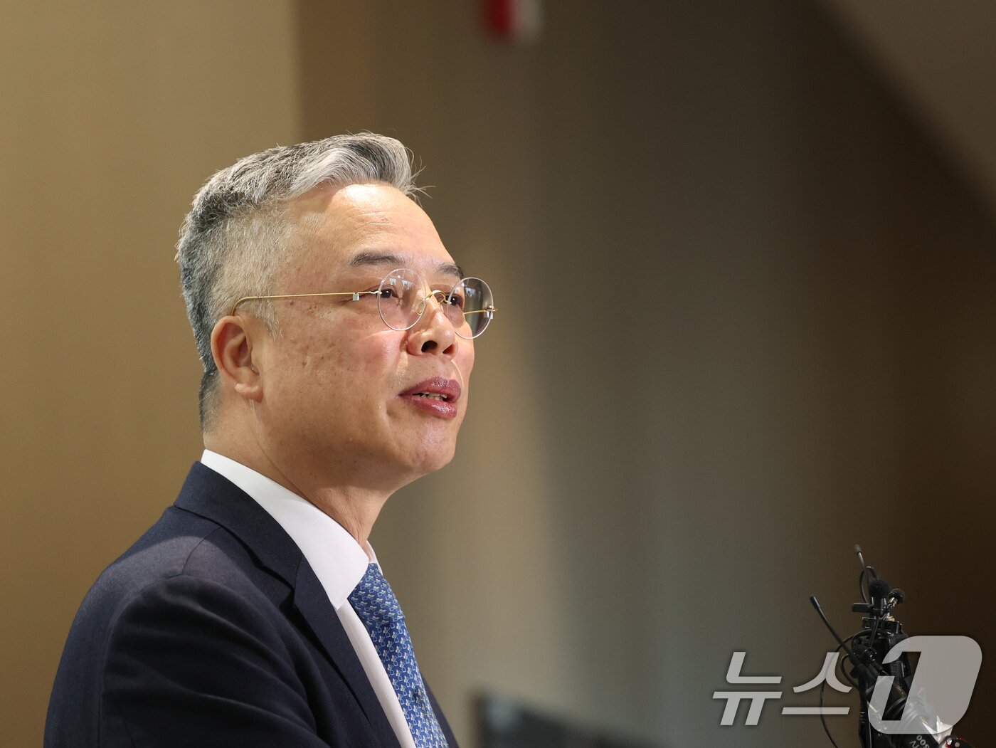 본문 이미지 - 2차 종합특검(윤석열·김건희에 의한 내란·외환 및 국정농단 행위의 진상규명을 위한 특별검사 임명 등에 관한 법률안)의 권창영 특별검사가 6일 오전 서울 중구 사무실로 출근하며 소감을 밝히고 있다. 2026.2.6/뉴스1 ⓒ News1 황기선 기자