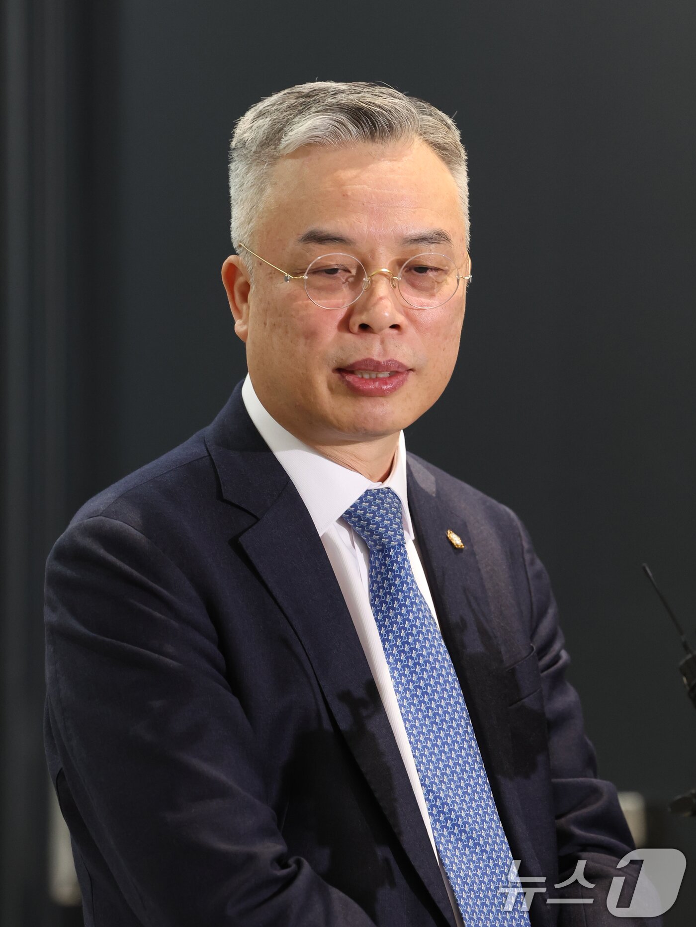 본문 이미지 - 2차 종합특검(윤석열·김건희에 의한 내란·외환 및 국정농단 행위의 진상규명을 위한 특별검사 임명 등에 관한 법률안)의 권창영 특별검사가 6일 오전 서울 중구 사무실로 출근하며 소감을 밝히고 있다. 2026.2.6/뉴스1 ⓒ News1 황기선 기자