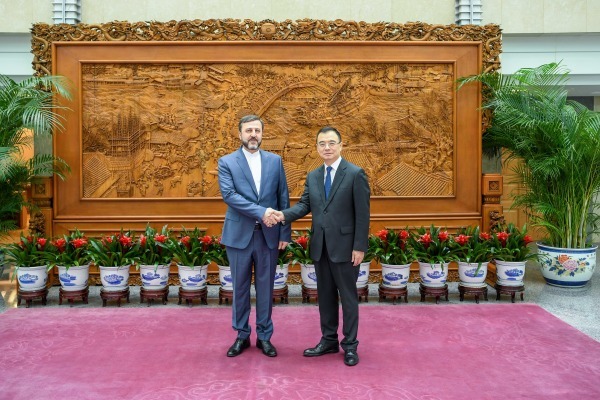 中, 美-이란 핵협상 재개에 "무력 위협 반대…평화적 해결해야"