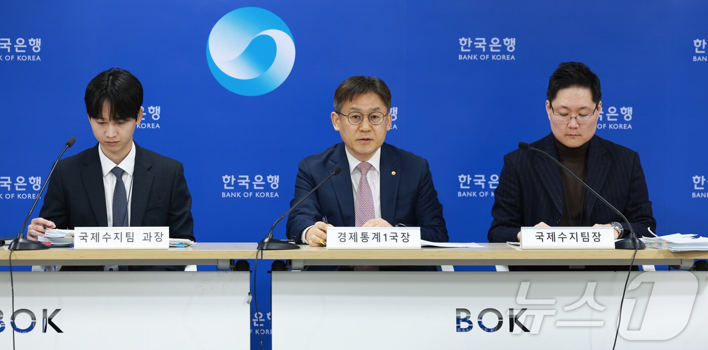 본문 이미지 - 김영환 한국은행 경제통계1국장이 6일 오전 서울 중구 한국은행에서 열린 2025년 12월 국제수지(잠정) 기자설명회에서 발언하고 있다. (한국은행 제공. 재판매 및 DB 금지) 2026.2.6/뉴스1