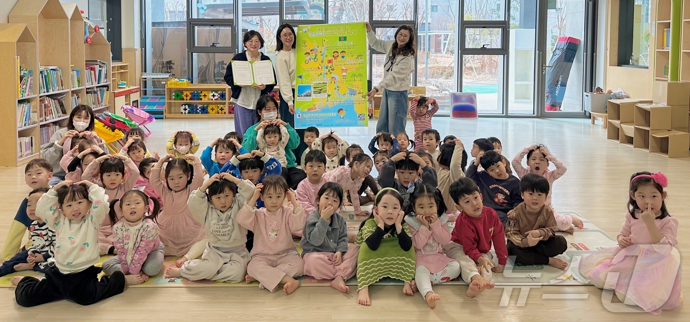 (대전=뉴스1) 이동원 기자 = 굿네이버스 대전충북사업본부(본부장 김지혜)는 6일 대전에 위치한 국공립 아이파크샤인어린이집(원장 최은경)이 ‘좋은이웃유아기관(나눔인성교육사업)’ 나 …