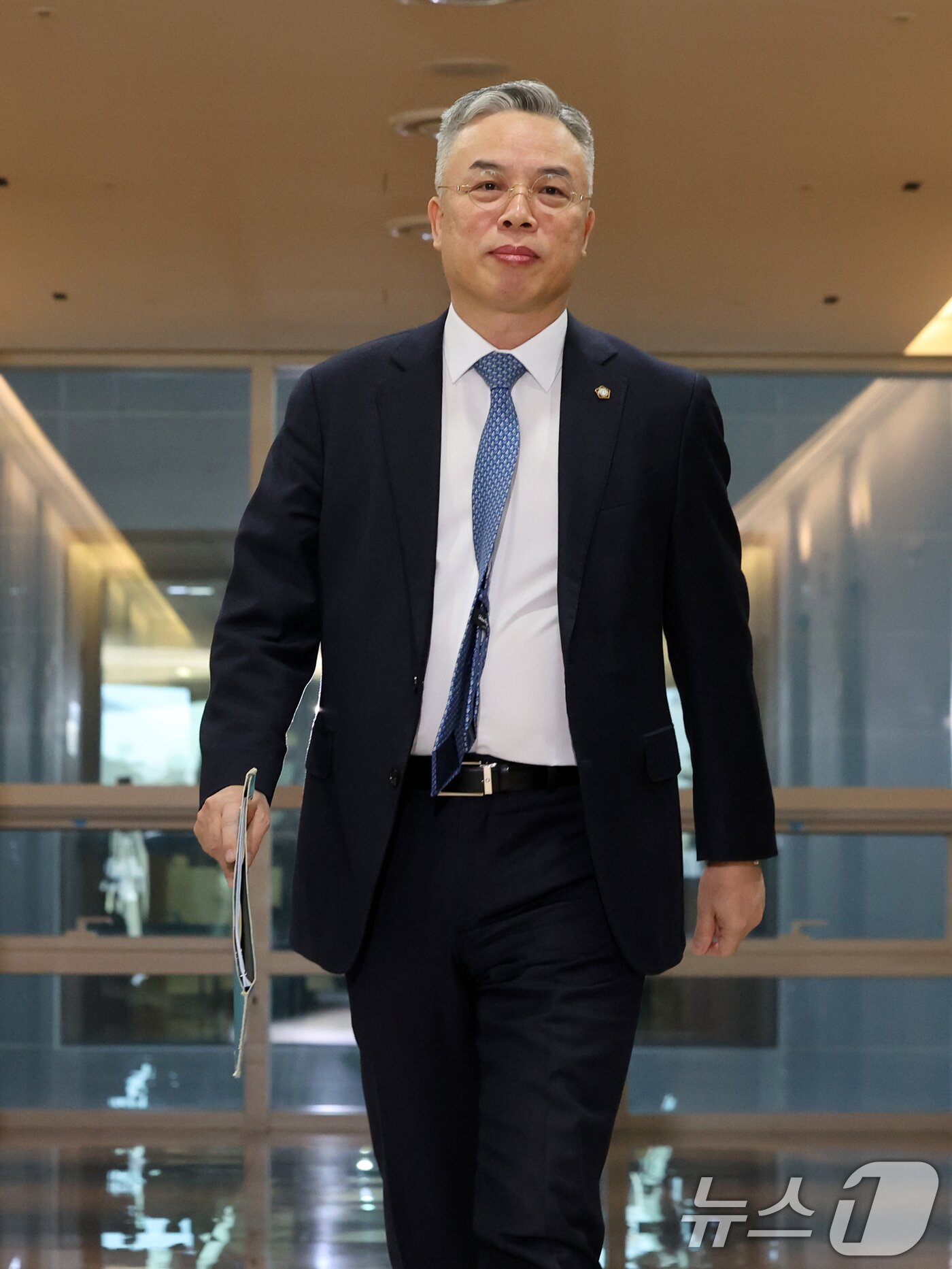 본문 이미지 - 2차 종합특검(윤석열·김건희에 의한 내란·외환 및 국정농단 행위의 진상규명을 위한 특별검사 임명 등에 관한 법률안)의 권창영 특별검사가 6일 오전 서울 중구 사무실로 출근하고 있다. 2026.2.6/뉴스1 ⓒ News1 황기선 기자