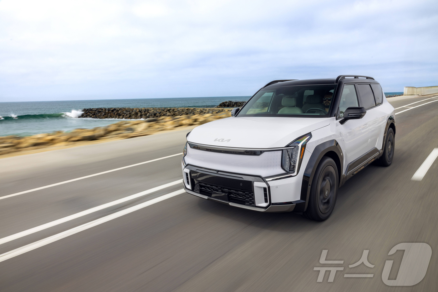 (서울=뉴스1) = 현대차그룹이 최근 발표된 미국의 3대 주요 어워즈에서 연속 수상하며, 미국 시장에서 브랜드 경쟁력을 다시 한번 입증했다고 6일 밝혔다. 사진은 기아 EV9. ( …