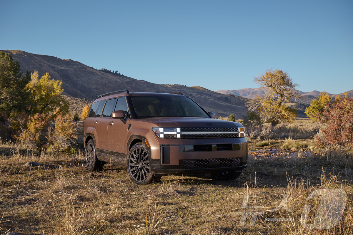 (서울=뉴스1) = 현대차그룹이 최근 발표된 미국의 3대 주요 어워즈에서 연속 수상하며, 미국 시장에서 브랜드 경쟁력을 다시 한번 입증했다고 6일 밝혔다. 사진은 현대차 싼타페. …