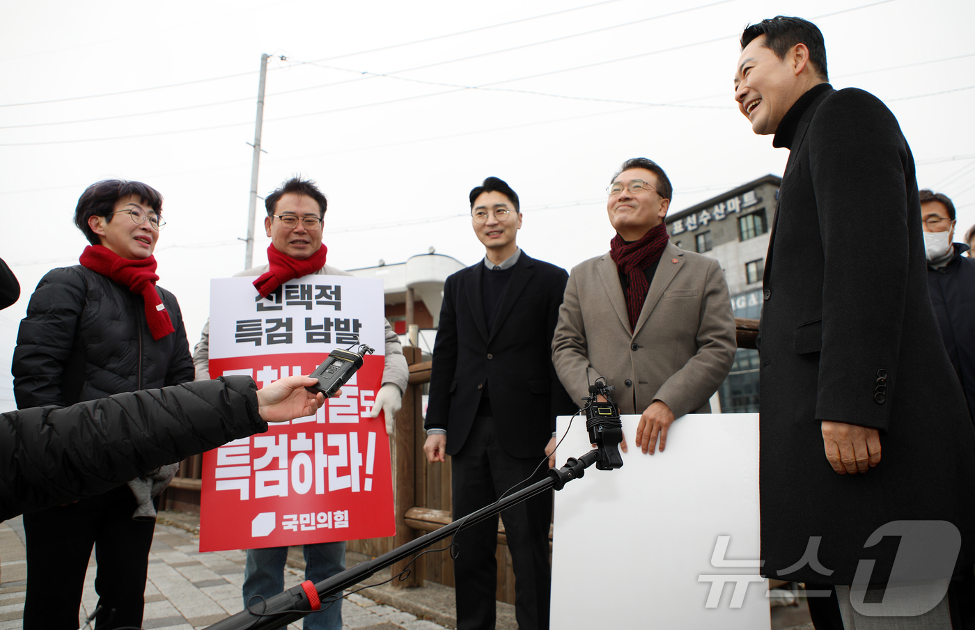 (서귀포=뉴스1) 오미란 기자 = 장동혁 국민의힘 대표가 6일 오전 제주 서귀포시 표선면의 한 거리에서 지지자들과 인사하고 있다. 2026.2.6/뉴스1