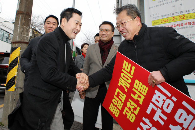 제주 지지자들과 인사하는 장동혁 대표